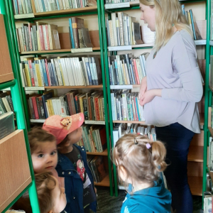 Zdjęcie przedstawia dzieci i bibliotekarkę. Fot. SP Borowa