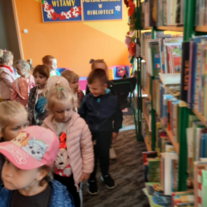 Zdjęcie przedstawia dzieci w bibliotece. Fot. SP Borowa