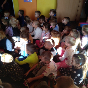 Dzieci słuchają opowieści.