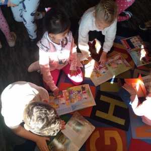 Dzieci przeglądają książeczki.